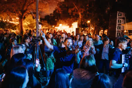 Violinista en la noche